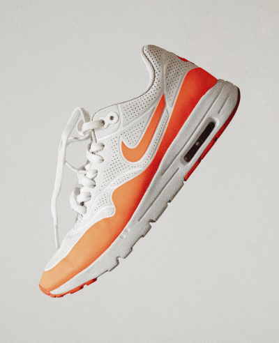 Оранжевая белая кроссовка